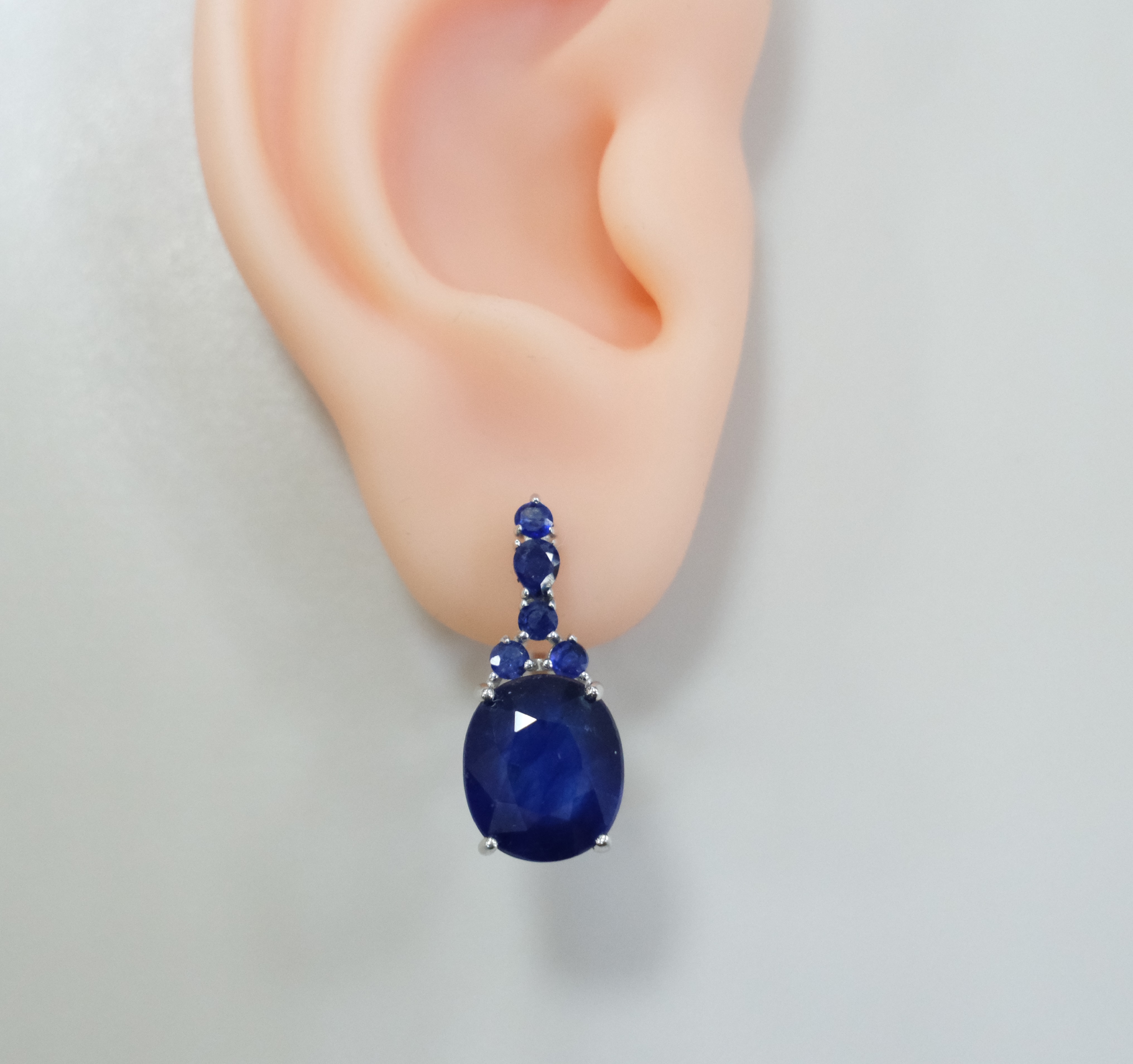Серебряные серьги с сапфирами